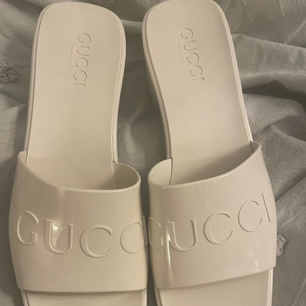Gucci Patent Cream Logo Slide Sandals